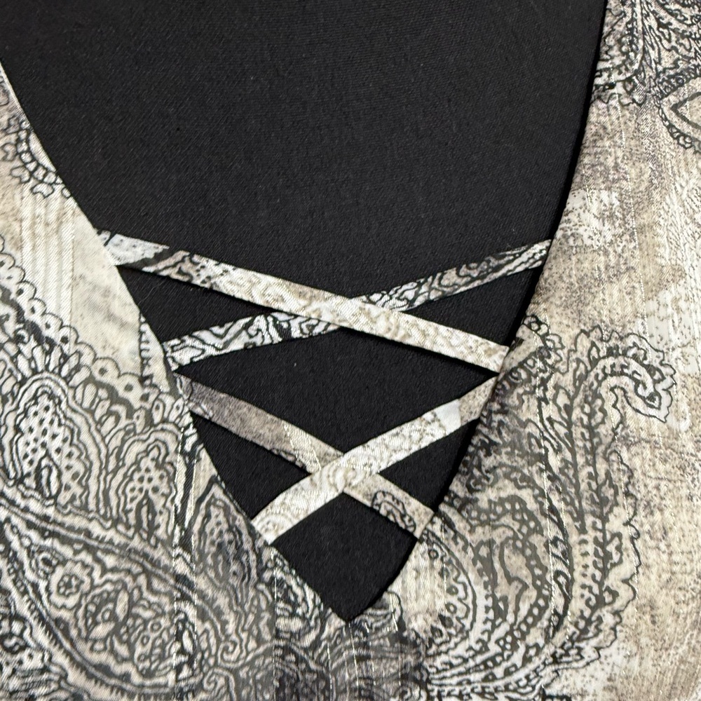 Roz & Ali XL Elegant Paisley Top with Lattice Front V Neck & bell sleeves